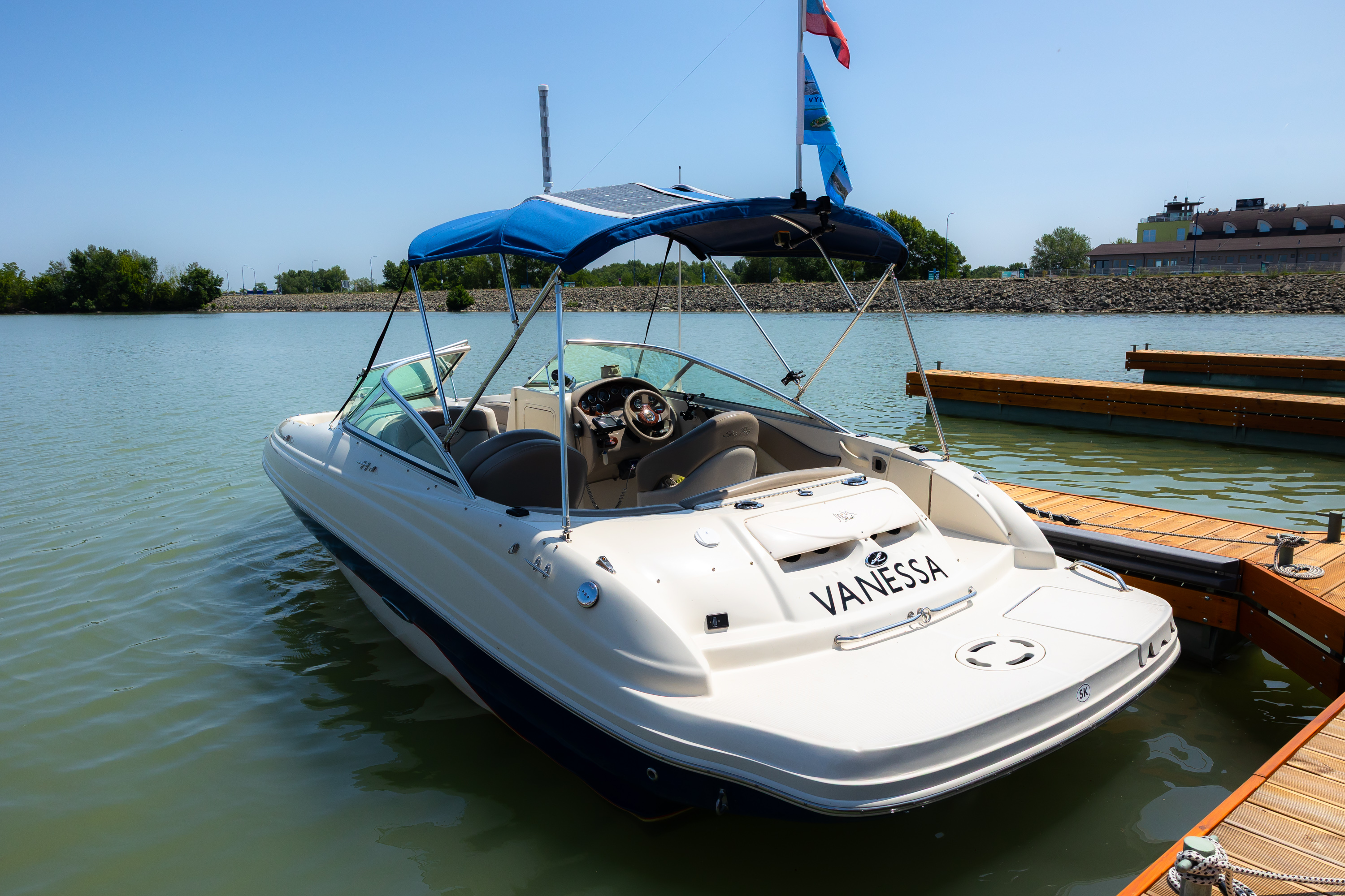 Interiér a sedenie na lodi Sea Ray 200 Sundeck pre 5 osôb