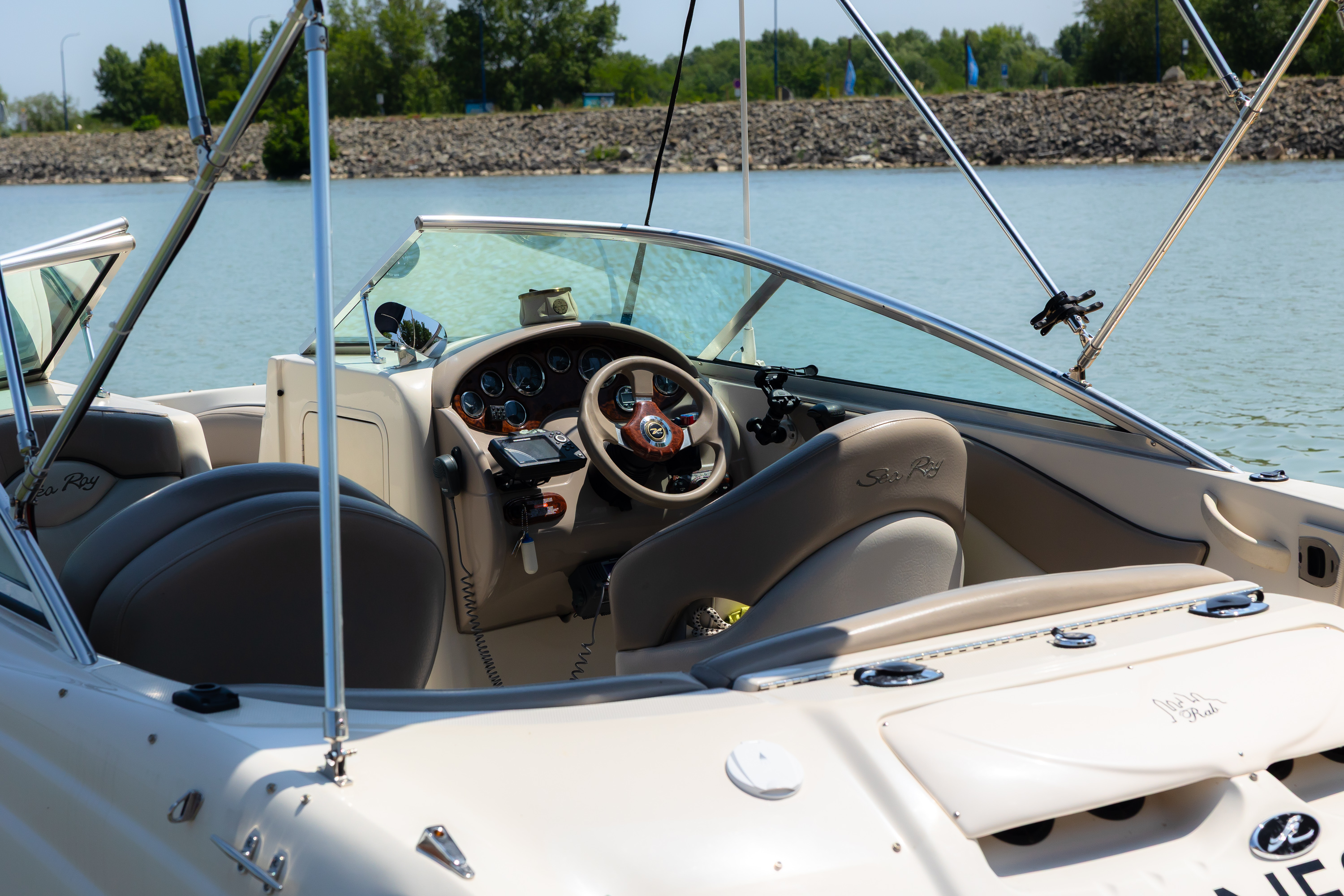 Detailný záber na motorový čln Sea Ray 200 Sundeck v Bratislave