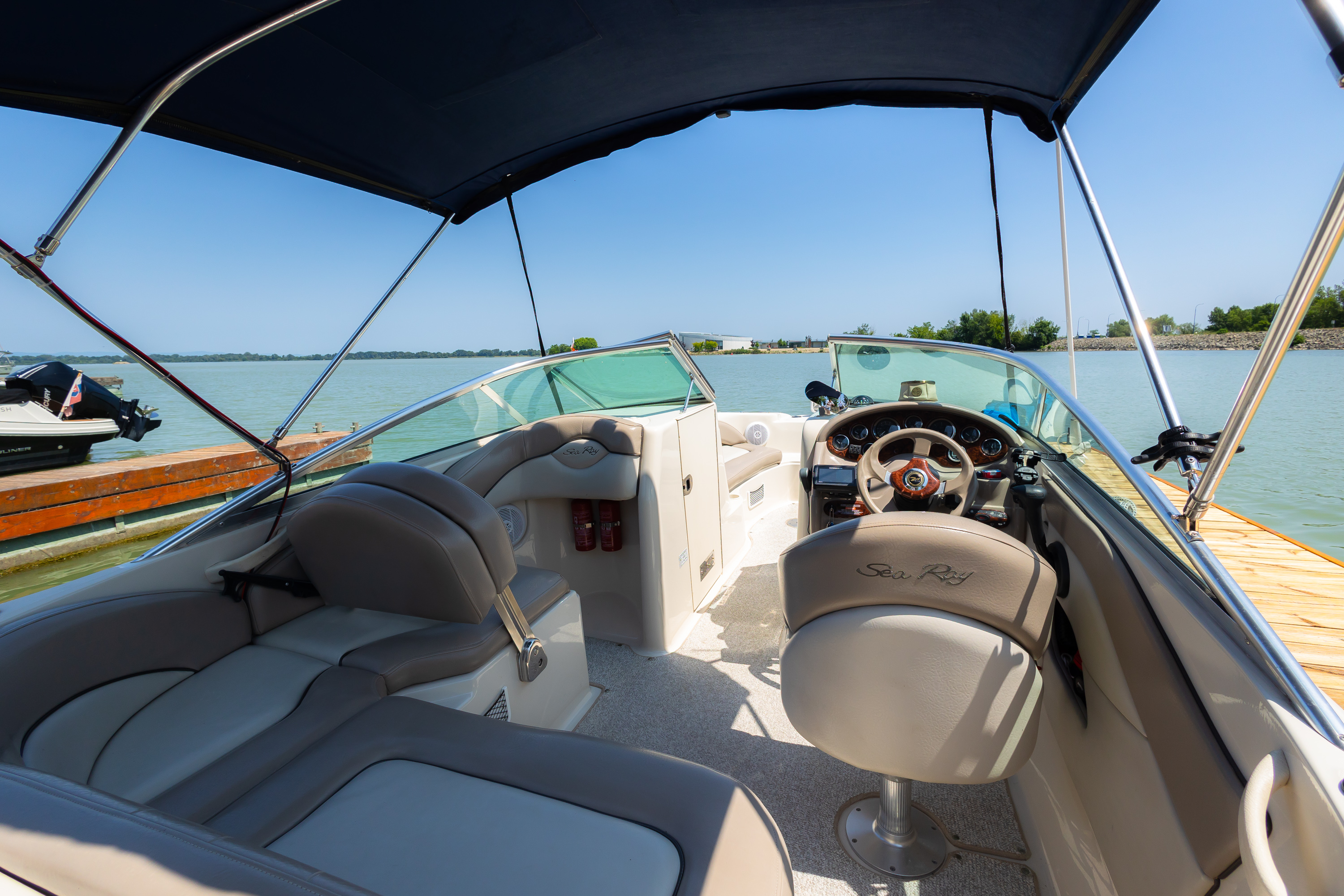 Sea Ray 200 Sundeck kotviaci v prístave na Dunaji